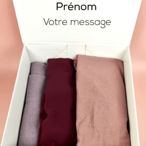 Coffret hijab avec musc naturel et accessoires assortis.