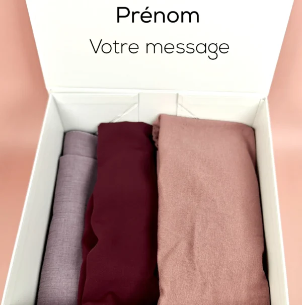 Coffret hijab avec musc naturel et accessoires assortis.