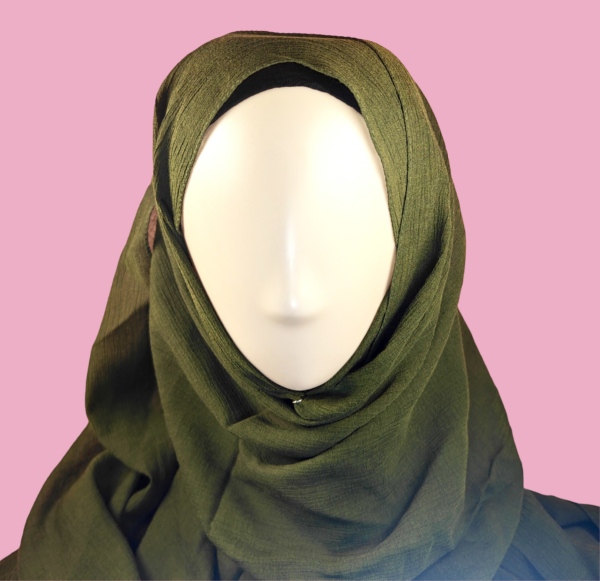 Hijab plissé tendance, chic et facile à porter.