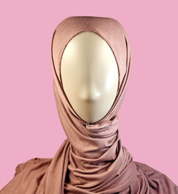 Hijab en jersey doux et extensible, idéal pour un port quotidien confortable.