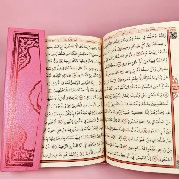 Coran rose ouvert en arabe, couverture rose