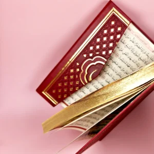 Coran rouge ouvert en langue arabe