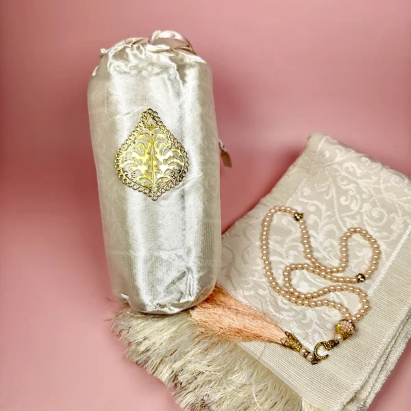 Tapis de prière blanc cassé et tasbih coordonné