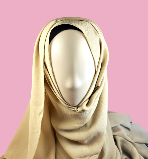 Hijab Jazz en tissu extensible et doux, idéal pour un look moderne et raffiné.