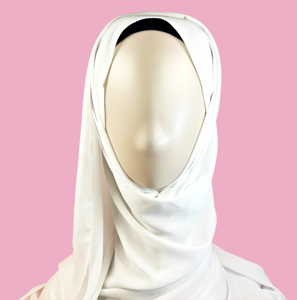 Hijab en crêpe léger et fluide pour un look élégant et confortable.